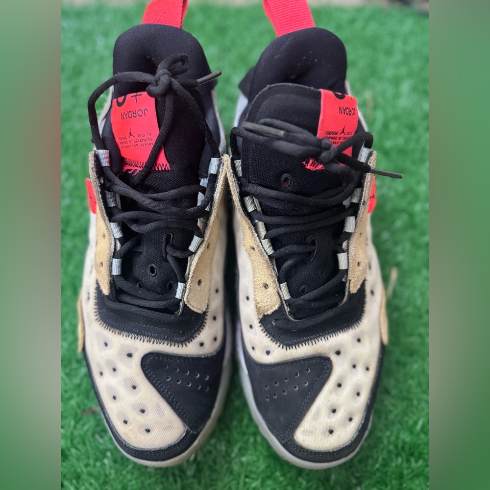 Men’s Jordan Delta 2
White Black Tan Infrared Size 10.5